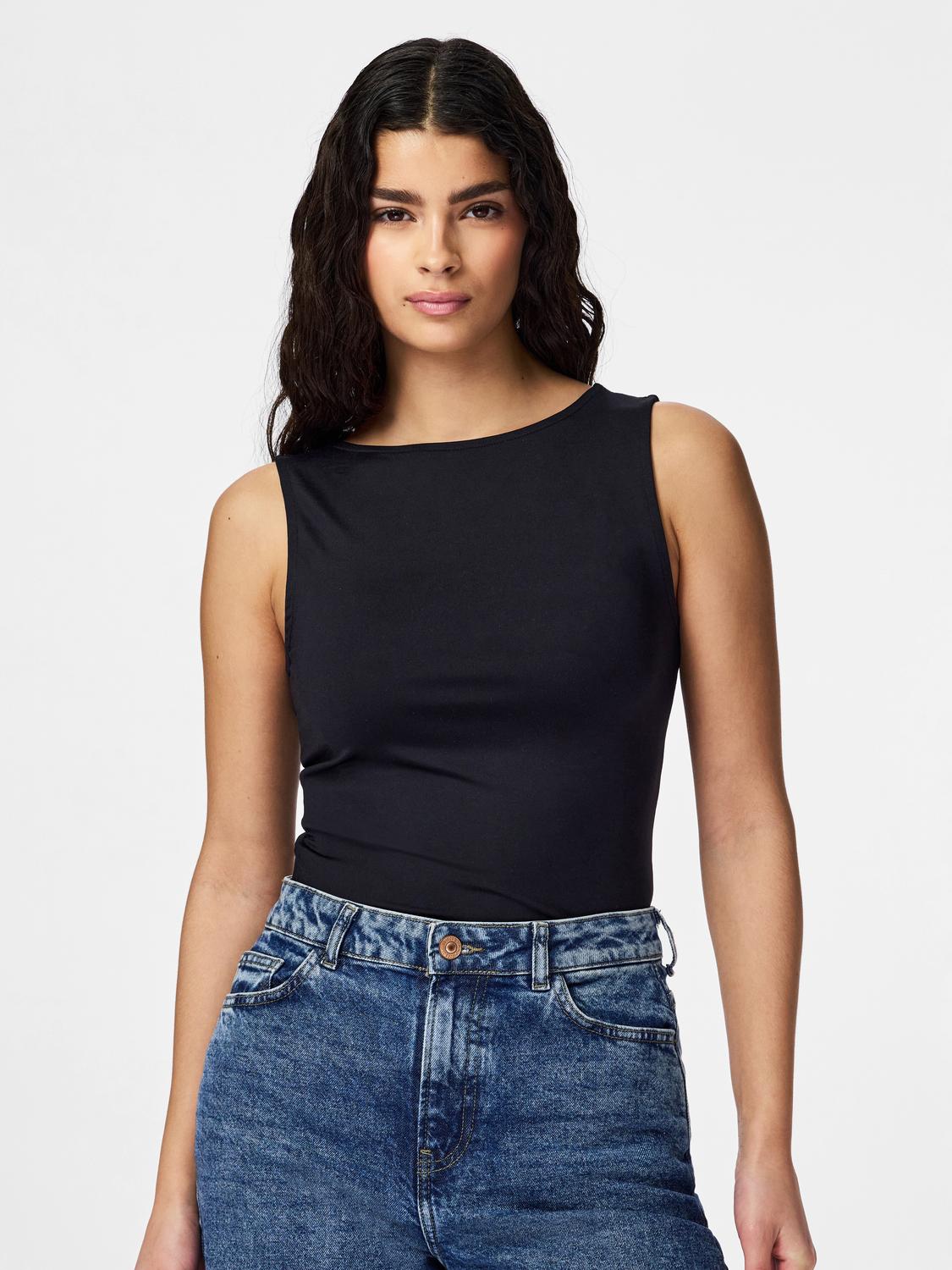 model_shot-front